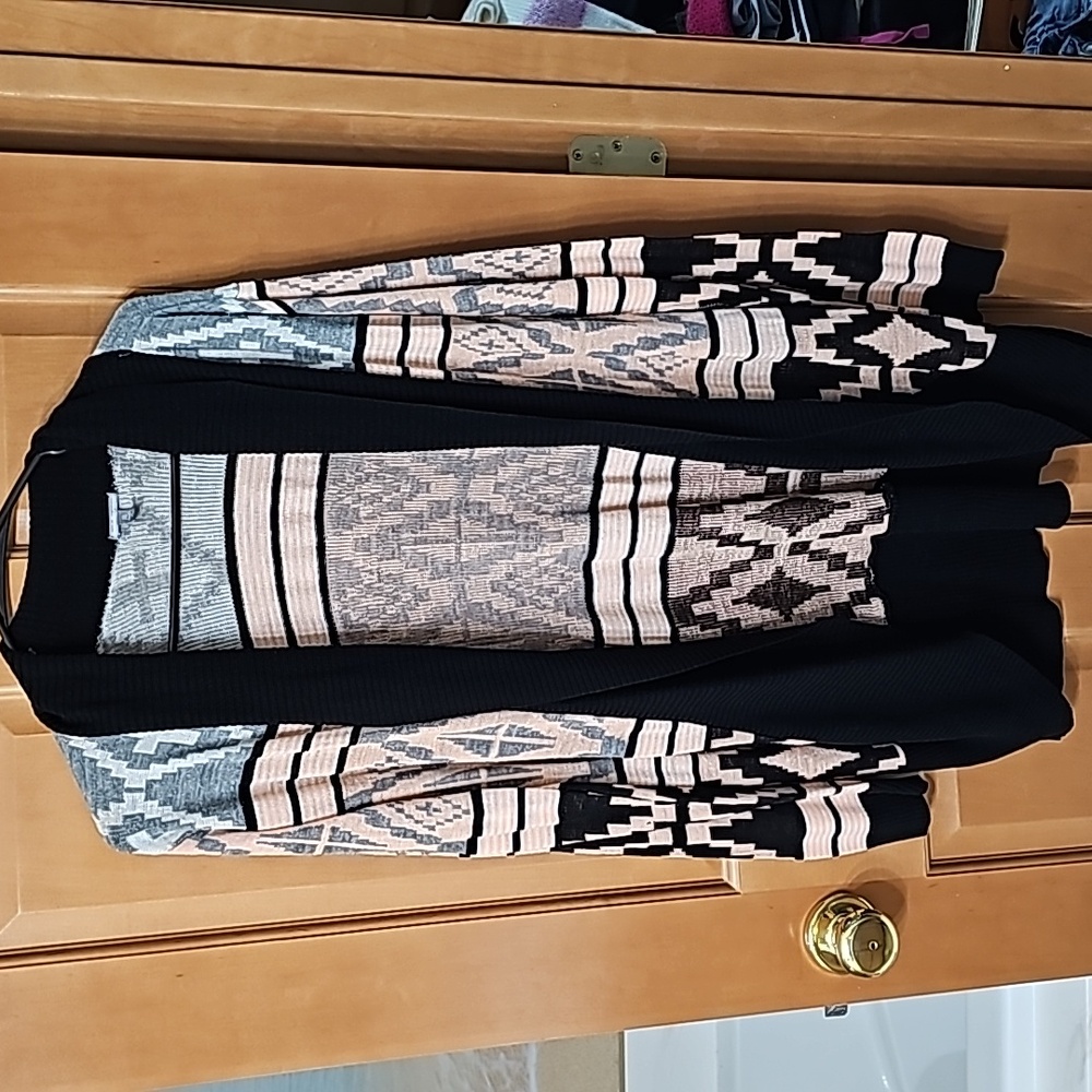 🆕️ Charlotte Russe Coral/Black/Gray Pattern Cardigan Size XL